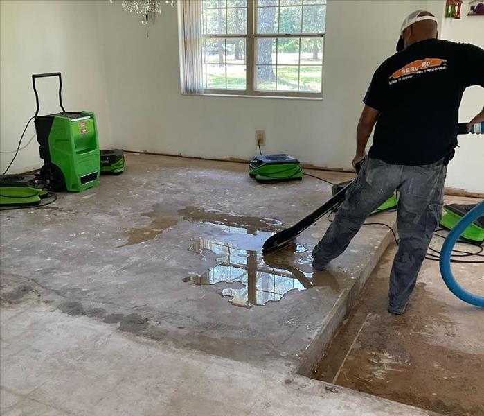 servpro employee extracting standing water out of a flagler county home